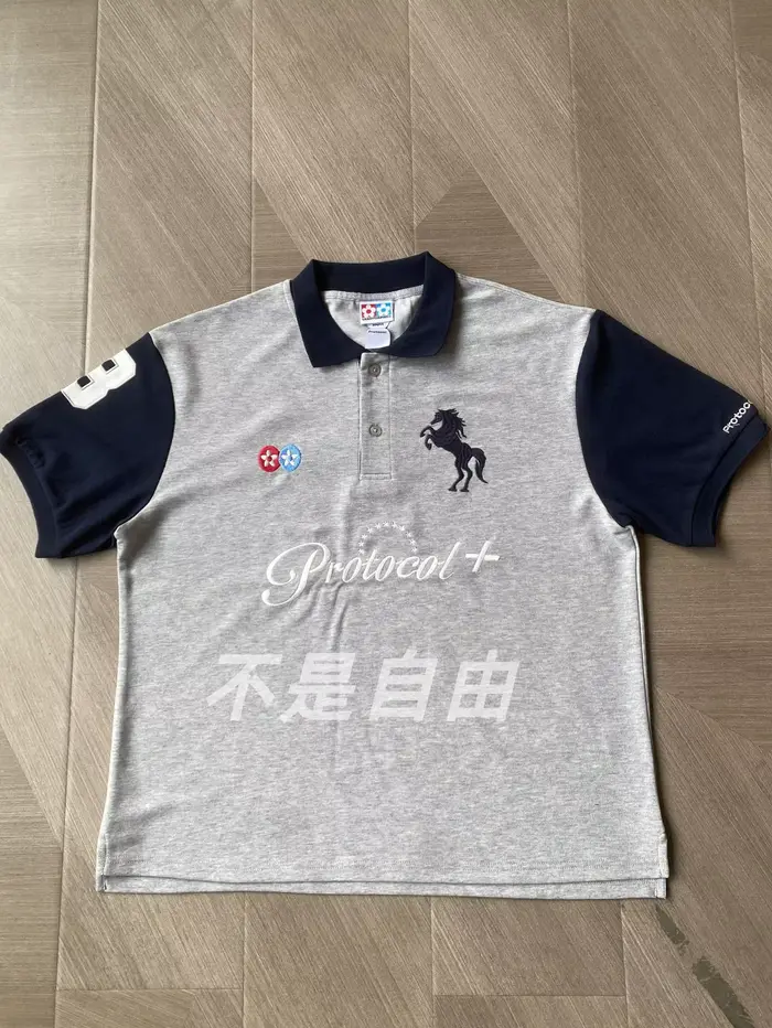 Polo à motif tête de cheval imprimé, avec broderie et emblème, conception conjointe Protocole G/R