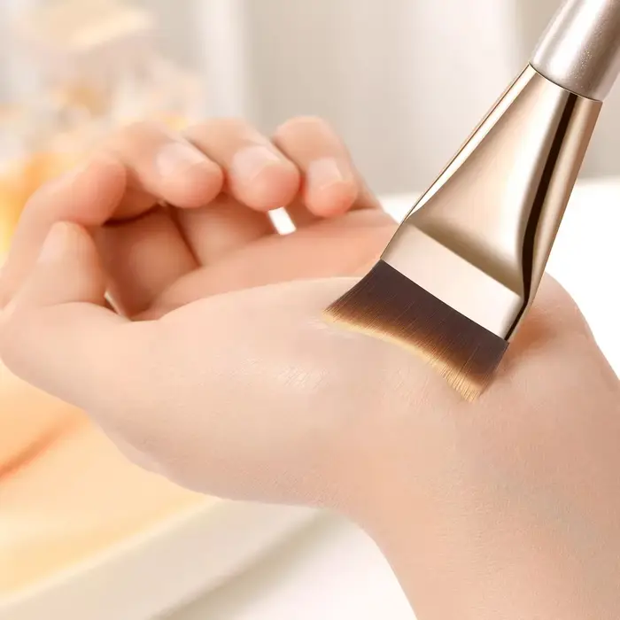 Pinceau de fond de teint Arc-Fit - Contour ergonomique pour un mélange sans traces, poils micro-flex
