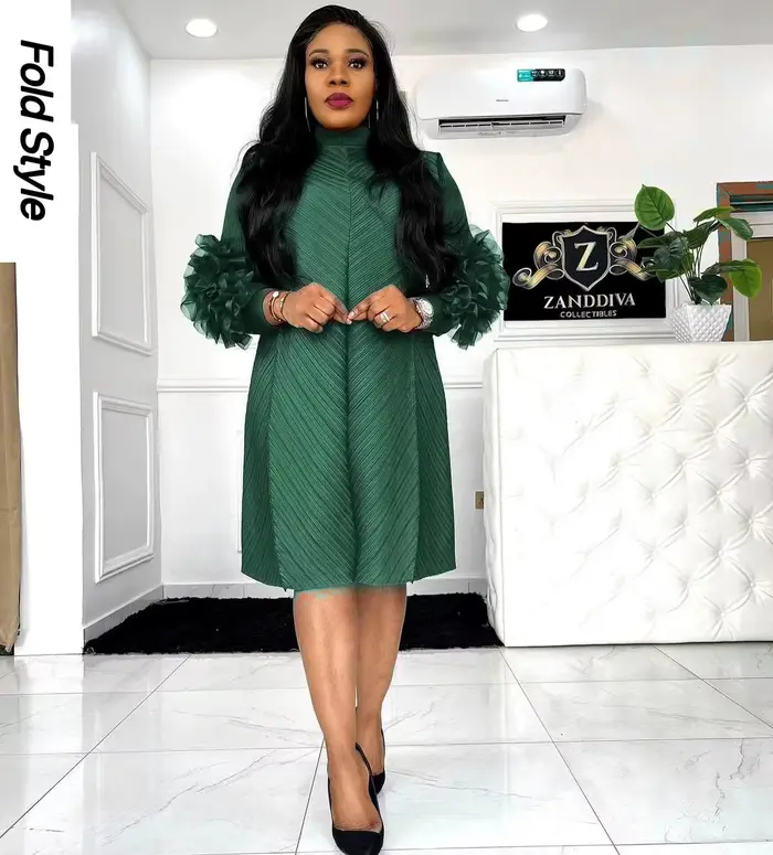 Robe femme mode col rond 2025 nouveau pressé plissé fleur robe femme couleur unie à manches longues