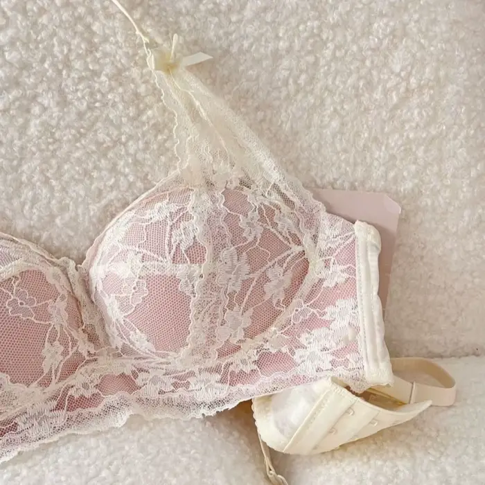 Krajkový top odhalující krk a ramena s sexy nařasením podporujícím podprsenku